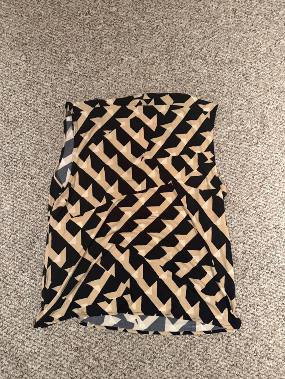 Chaus Black and Beige Geometric Print Sleeveless Camisole - Picture 4 of 4